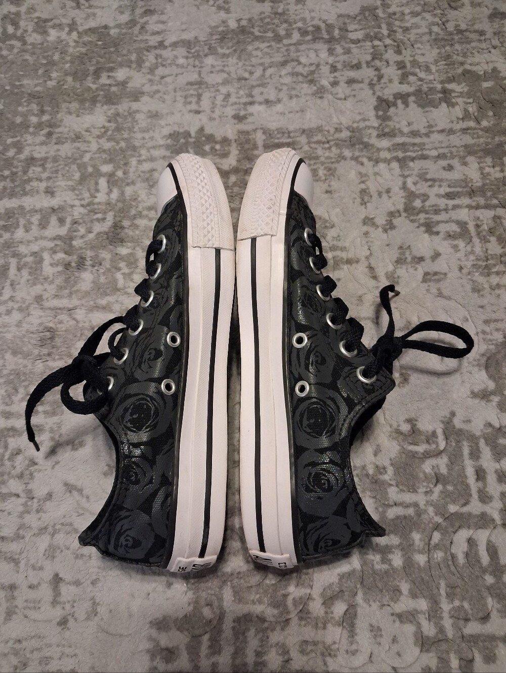 Converse | Black Low tops With Rose Pattern - Picture 4 of 7